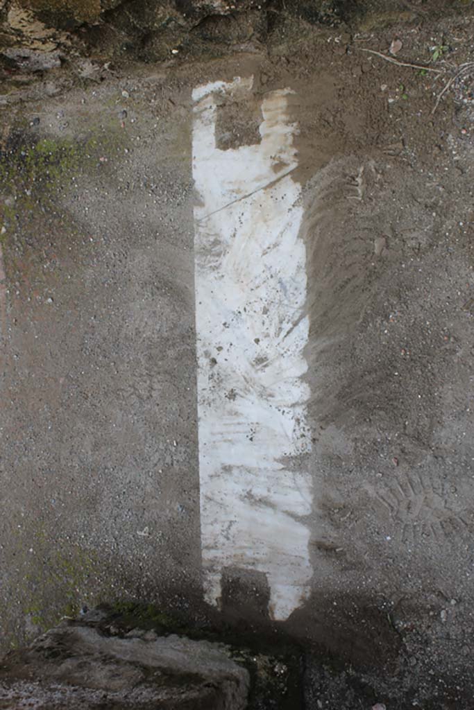 Cardo III, Herculaneum. March 2014. 
Doorway threshold from west side of rectangular structure.
Foto Annette Haug, ERC Grant 681269 DÉCOR.
