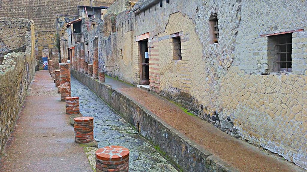 Cardo IV, Herculaneum, photo taken between October 2014 and November 2019.
Looking north. On the east side (right) is V.8, Casa del bel Cortile. Photo courtesy of Giuseppe Ciaramella.
