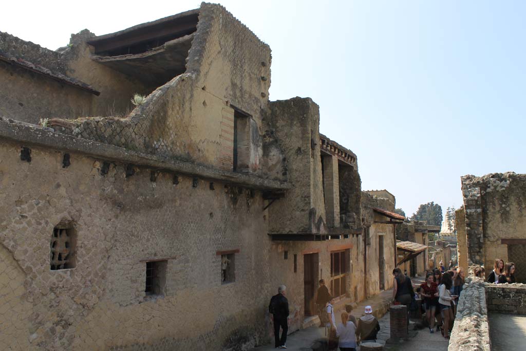 Cardo IV, Herculaneum. March 2014. Looking south along roadway towards entrance doorway into V.7, centre right.
Foto Annette Haug, ERC Grant 681269 DÉCOR.

