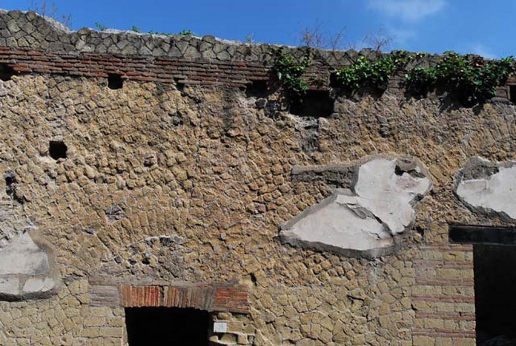 Cardo IV, west side, Herculaneum, June 2008. Exterior upper wall between VI.9, on left, and VI.10, on right.
Photo courtesy of Nicolas Monteix.


