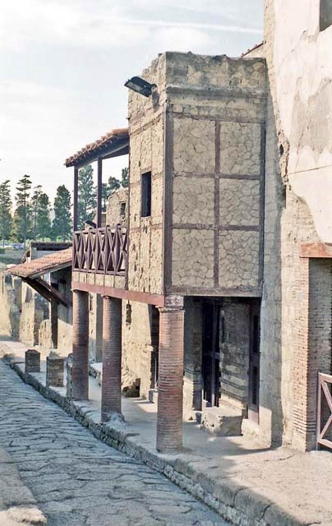 Cardo IV Inferiore, Herculaneum. October 2001. Looking south-west along west side at III 14.
Photo courtesy of Peter Woods. 

