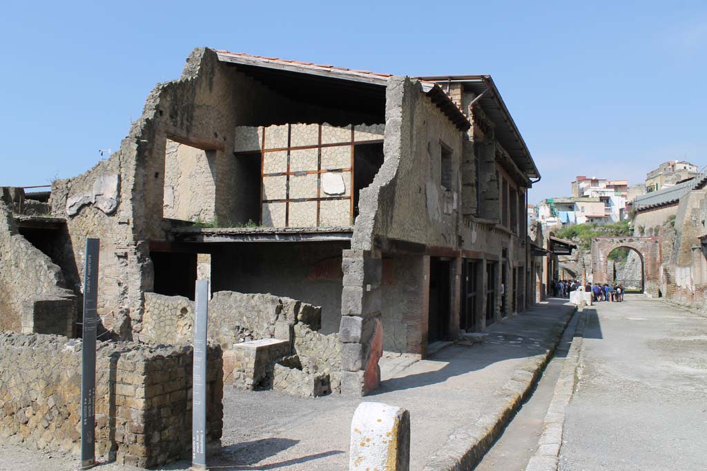 Decumanus Maximus, south side, Herculaneum. March 2014. Looking west from V.21, on left.
Foto Annette Haug, ERC Grant 681269 DÉCOR.

