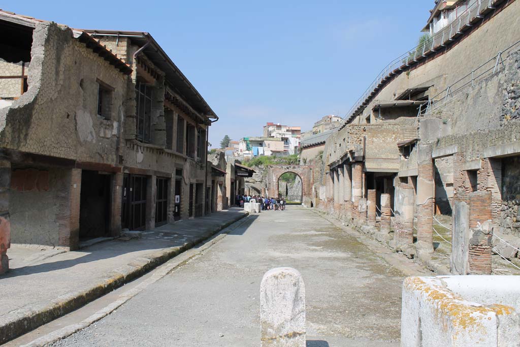 Decumanus Maximus, Herculaneum. March 2014. Looking west from V.20, on left.
Foto Annette Haug, ERC Grant 681269 DÉCOR.
