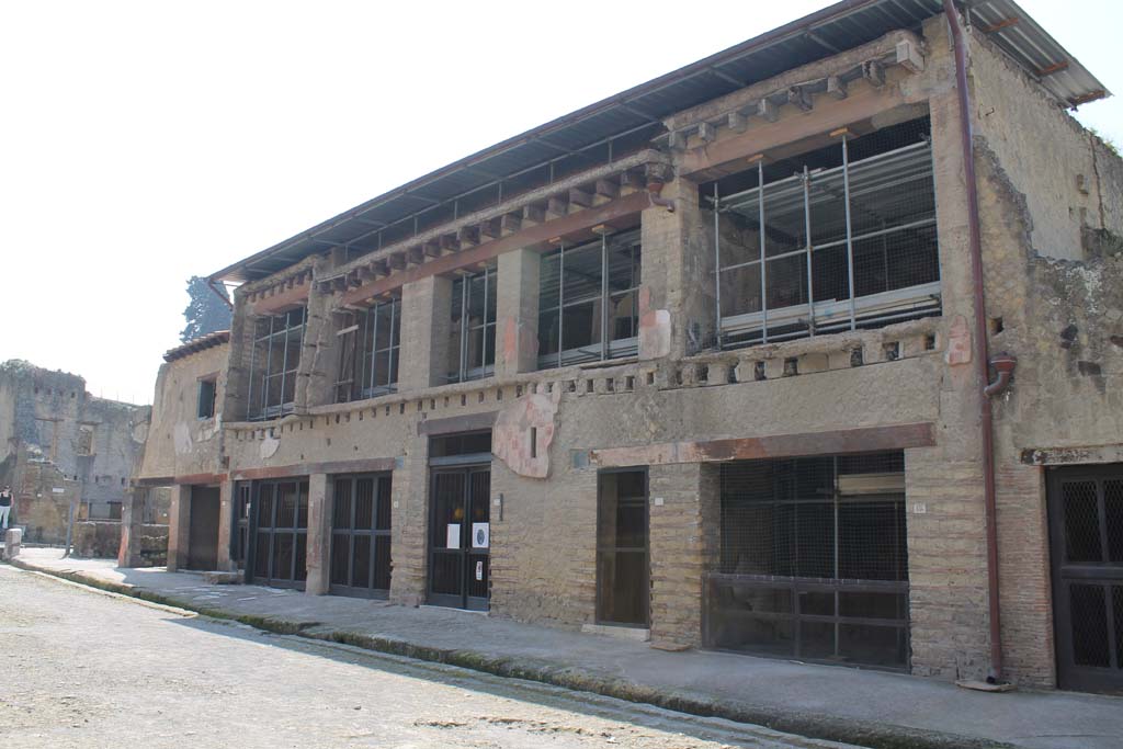 Decumanus Maximus, south side, Herculaneum. March 2014. Looking east along south side, with doorway to V.15, in centre.
Foto Annette Haug, ERC Grant 681269 DÉCOR.
