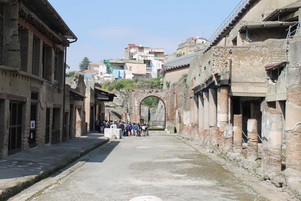 Decumanus Maximus, Herculaneum. March 2014. Looking west from V.16, on left.
Foto Annette Haug, ERC Grant 681269 DÉCOR.
