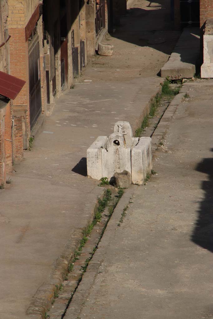 Decumanus Maximus, Herculaneum, September 2017. Looking west towards fountain on south side of roadway, from access bridge.
Photo courtesy of Klaus Heese.
