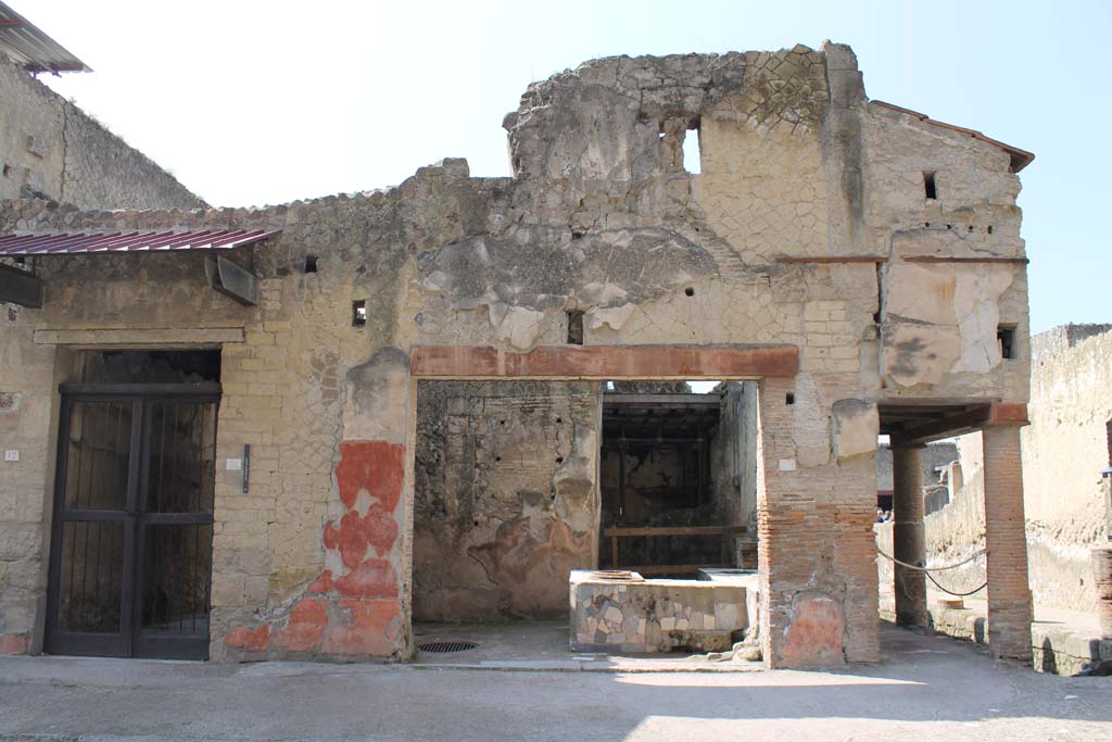 Decumanus Maximus, Herculaneum. March 2014. Looking south towards shop at V.10, in centre, and Cardo IV, on right.
Foto Annette Haug, ERC Grant 681269 DÉCOR.
