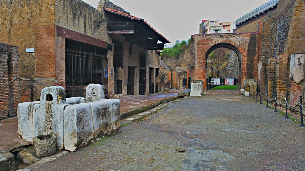 Decumanus Maximus, Herculaneum. Photo taken between October 2014 and November 2019.
Looking west towards four-sided Arch. Photo courtesy of Giuseppe Ciaramella.
