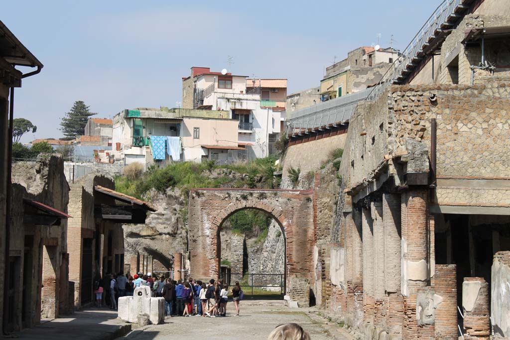 Decumanus Maximus, Herculaneum. March 2014. Looking west towards four-sided Arch.
Foto Annette Haug, ERC Grant 681269 DÉCOR.
