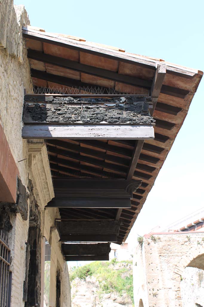 Decumanus Maximus, Herculaneum. March 2014. 
Looking west towards carbonised wood on balcony above VI.12/13.  
Foto Annette Haug, ERC Grant 681269 DÉCOR.

