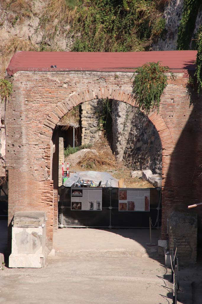 Decumanus Maximus, September 2019. 
Looking west along roadway, towards the four-sided arch of the Augusteum/Basilica.
Photo courtesy of Klaus Heese.
