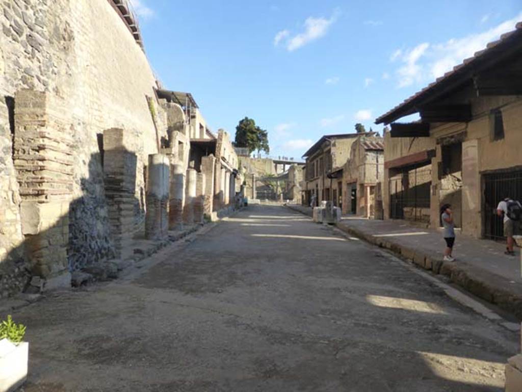 Herculaneum, September 2015. Looking east from four-sided Arch, along the Decumanus Maximus.