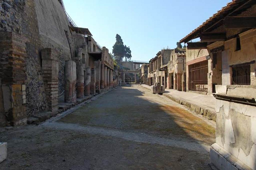 Herculaneum, May 2011. Looking east from four-sided Arch, along the Decumanus Maximus.
Photo courtesy of Nicolas Monteix.

