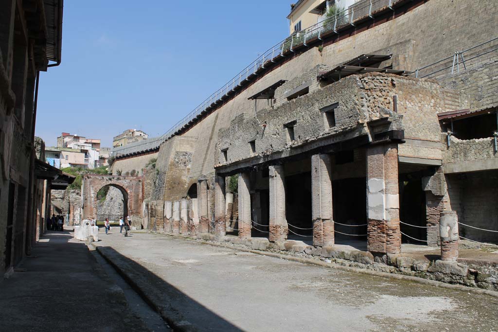 Decumanus Maximus, Herculaneum. March 2014. Looking west along north side.
Foto Annette Haug, ERC Grant 681269 DÉCOR.
