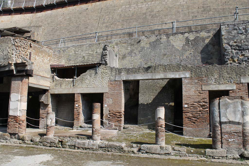 Decumanus Maximus, Herculaneum. March 2014. 
Looking towards north side of roadway on east side of colonnade, with large doorway 8, in centre.
Foto Annette Haug, ERC Grant 681269 DÉCOR.

