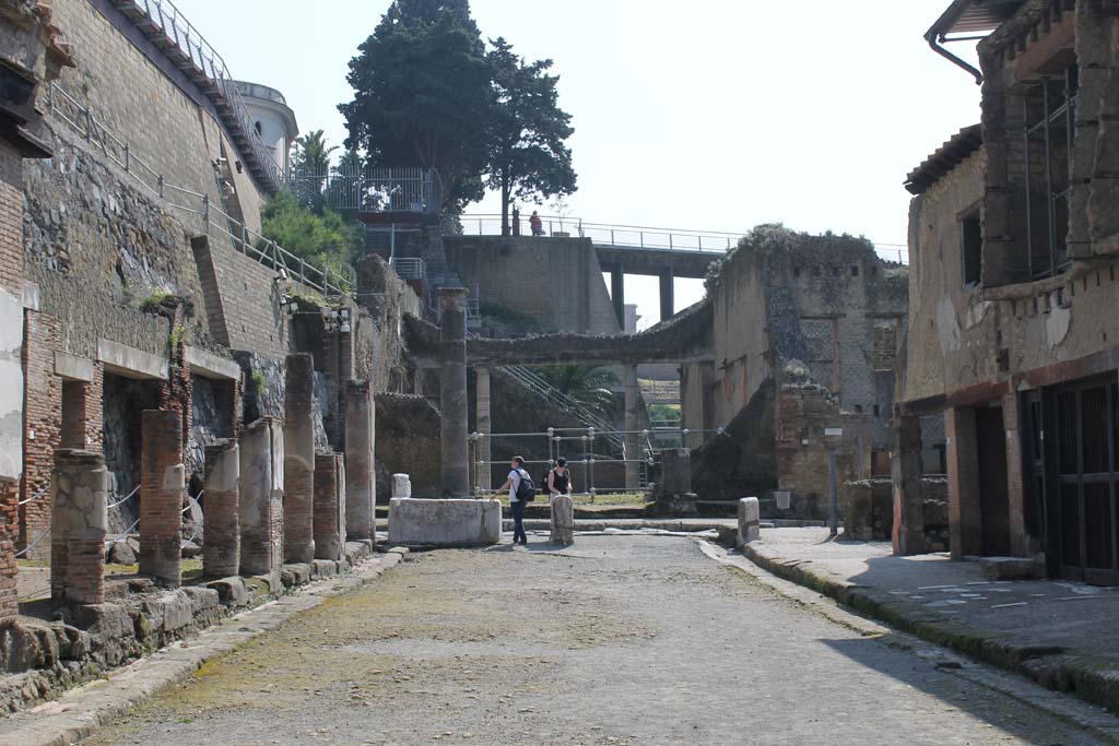 Decumanus Maximus, Herculaneum. March 2014. Looking towards east end at junction with Cardo V.
Foto Annette Haug, ERC Grant 681269 DÉCOR.

