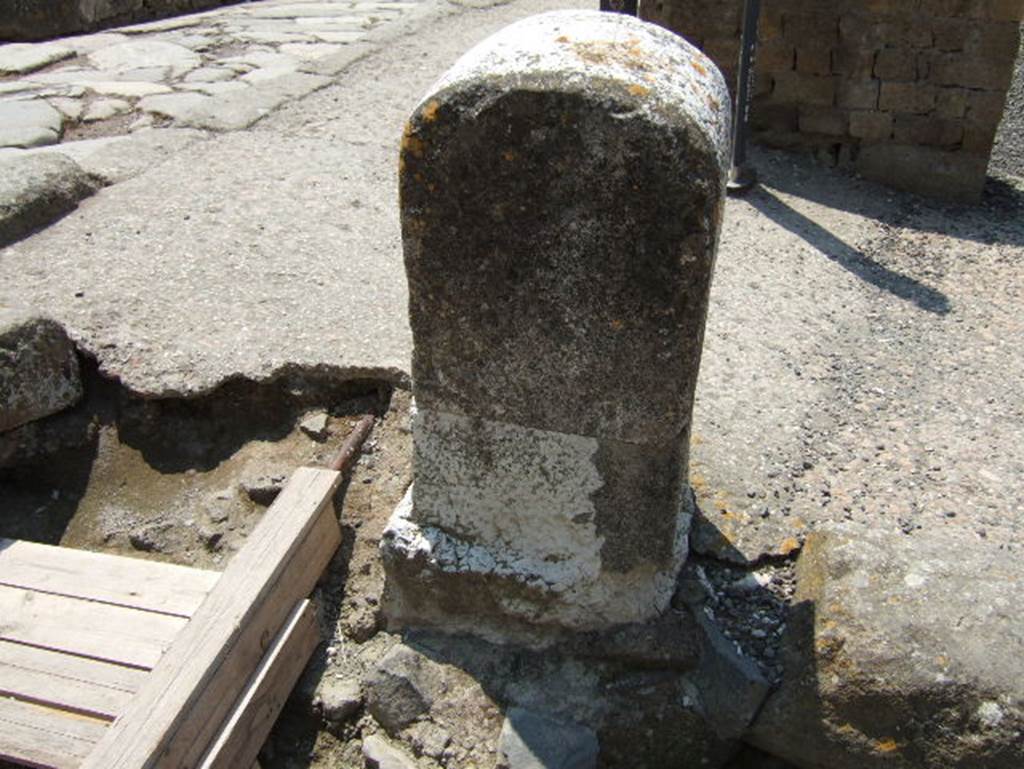 Decumanus Maximus, Herculaneum, May 2006. Looking south along Cardo V Superiore, from corner of Decumanus Maximus. 